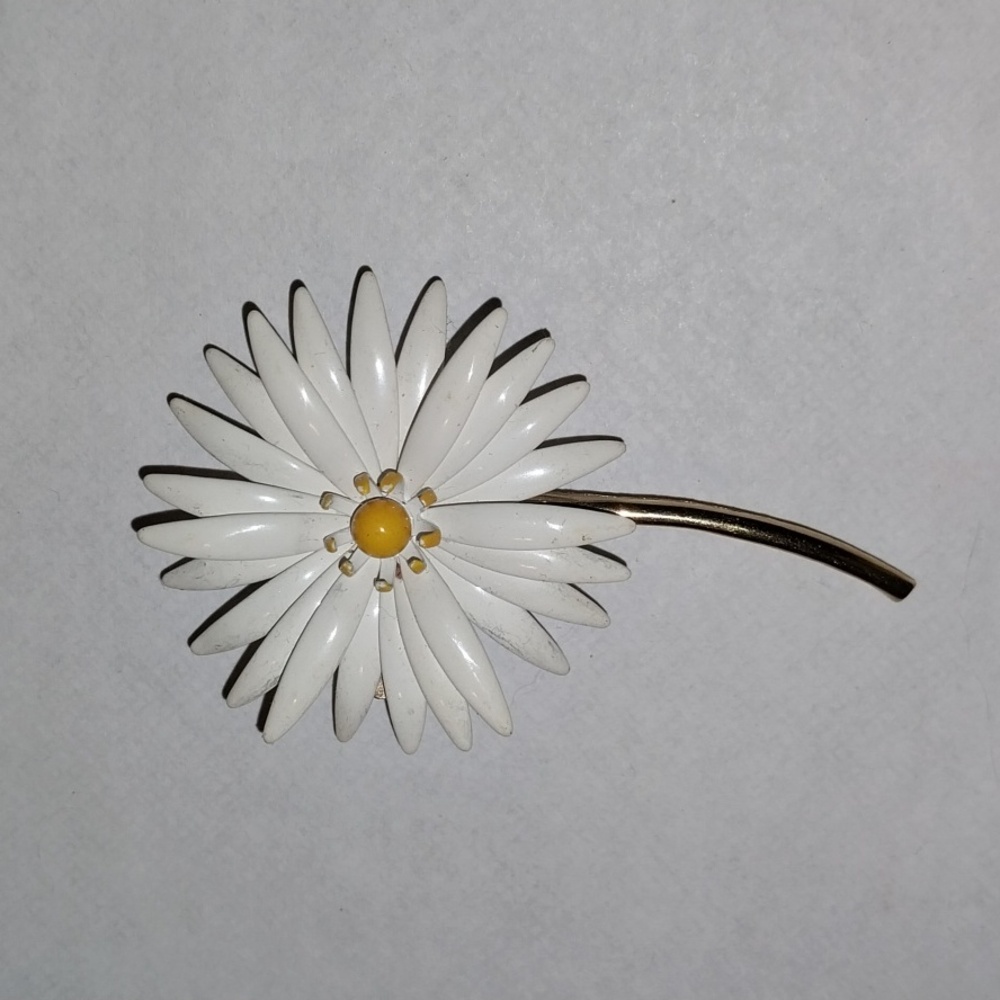 Vintage Crown Trifari White Enamel Daisy Flower Gold Toned Brooch